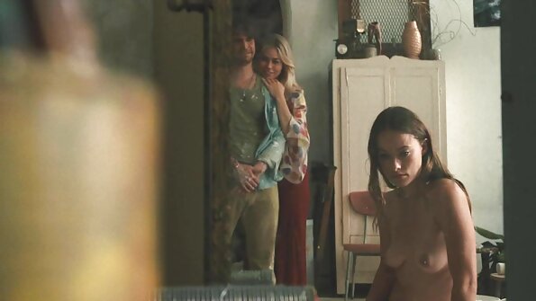 בלונדינית סרטי סקס חינם לצפייה ישירה בעלת חזה מטפלת באופן בלתי נשכח באיבר מינו של החבר שלה