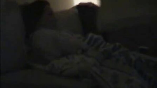 התינוקת המפוארת גבי קרטר רוכבת על החבר שלה בחדר השינה סרטי פורנו לצפייה ישירה