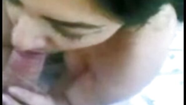 בלונדינית סרטי סקס חינם לצפיה עם ציצים גדולים מטפלת בשפתי הכוס שלה